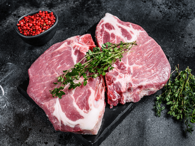 האם צריך לשטוף בשר לפני בישול?